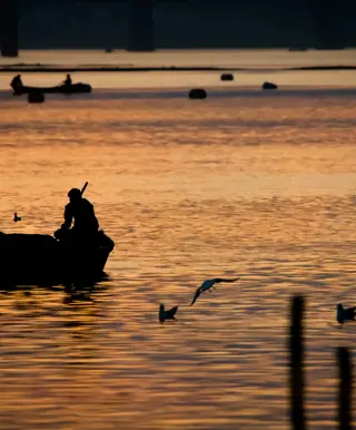 Mit kleinen Flussbooten dem Ganges entlang.